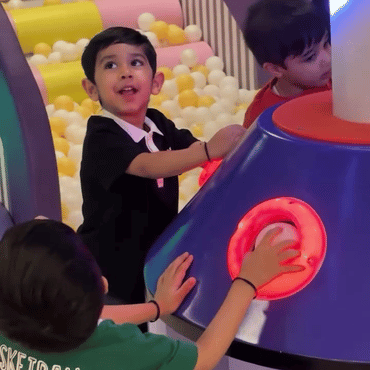 Children enjoying an interactive play activity at Wooray Hyderabad indoor play area.