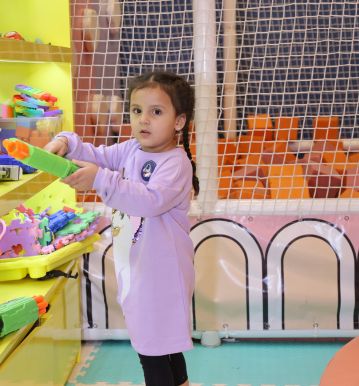 Child enjoying a hands-on creative play activity at Wooray Patna indoor play area.